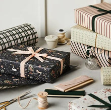 Lade das Bild in den Galerie-Viewer, Geschenkpapier Days of Christmas