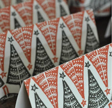 Lade das Bild in den Galerie-Viewer, Klappkarte tanzende Weihnachtsbäume, inkl. Couvert