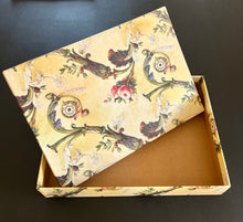 Lade das Bild in den Galerie-Viewer, Hemdbox "Ornamente"