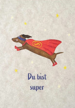Lade das Bild in den Galerie-Viewer, Postkarte Dackel Superheld, inkl. Couvert
